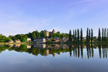 Fototapeta na wymiar Reflets de Combourg (35270) et son château sur le lac au petit matin, département d'Île-et-Vilaine en région Bretagne, France