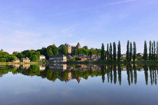Reflets de Combourg (35270) et son ch&acirc;teau sur le lac au petit matin, d&eacute;partement d'&Icirc;le-et-Vilaine en r&eacute;gion Bretagne, France