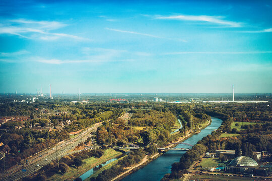 Auf dem Gasometer in Oberhausen am Centro mit sch&ouml;nem Panorama Ausblick &uuml;ber die Stadt im Ruhrgebiet bei wolkenlosem Himmel. Einkaufszentrum Centro Oberhausen von oben.