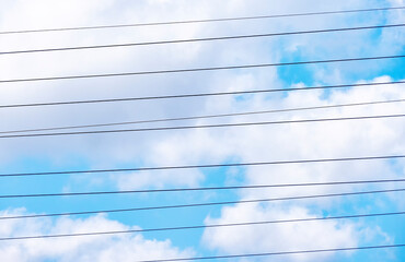 Nuvens com cabos de eletricidade de alta tensão