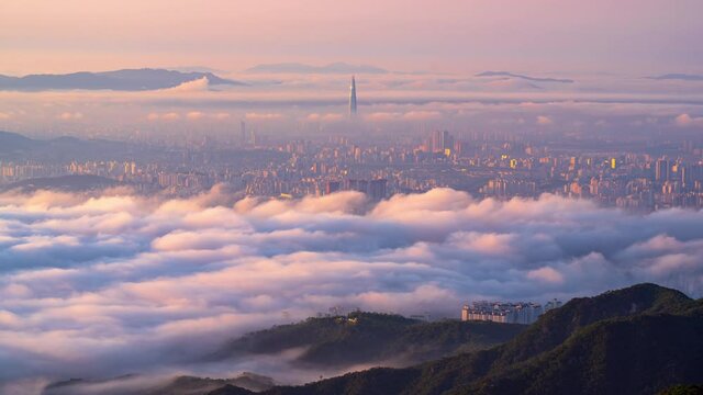 A sea of ​​mist covers the center of Seoul, South Korea in the early morning at sunrise. At the viewpoint on the top of Bukhansan Mountain.Time lapse 4k