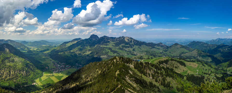 Urlaub in den bayrischen Bergen: Das Wandergebiet Sudelfeld, Bayrischzell mit dem Traithen und seinen schönen Almen im Frühling