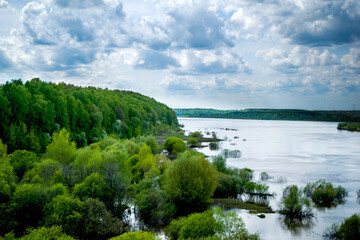 Fototapeta na wymiar Живописные красивые места лес река и облака 