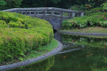 池のある公園のイメージ