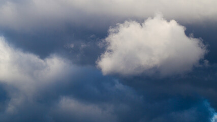Fototapeta na wymiar Passages de cumulus dans un ciel d'automne