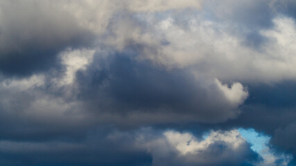 Fototapeta na wymiar Passages de cumulus dans un ciel d'automne