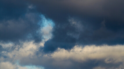 Passages de cumulus dans un ciel d'automne