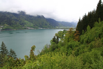 Blick auf den Zeller See bei Regenwetter im Salzburger Land in Österreich