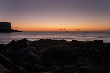 Rocas de playa al amanecer.