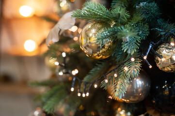 Christmas decorations with a Christmas tree and garlands for the living room in gold tones