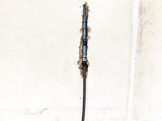 Water pipes are planted in the walls.