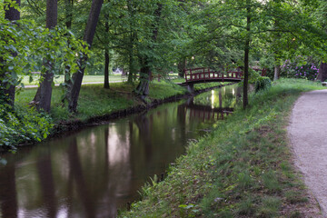 Most w Parku dworskim w Iłowej wieczorową porą.