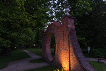 Park Dworski w Iłowej. Bramy księżycowe i parkowe fontanny w nocnej scenerii