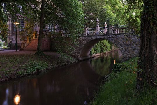Most w Parku dworskim w Iłowej wieczorową porą.