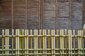 檜皮を使った古民家の壁と竹垣