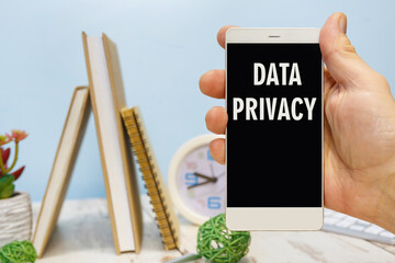 Naklejka premium Smartphone in hand with the inscription Data privacy