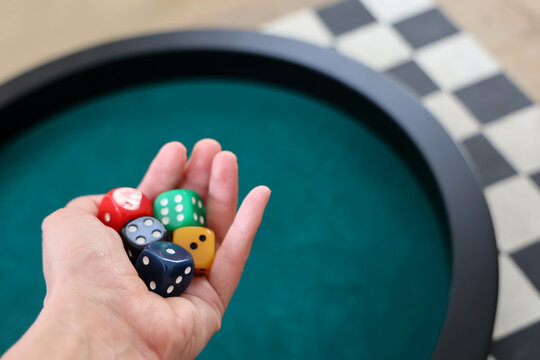 jeu de hasard, pari, main qui va lancer des d&eacute;s