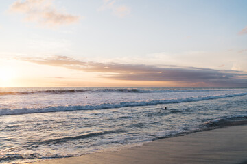 Obraz premium Waving ocean during sunset in evening