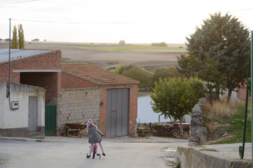 ni&ntilde;a montando en triciclo bicileta ni&ntilde;a