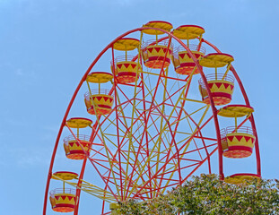 Fototapeta premium Ferris wheel in the summer morning