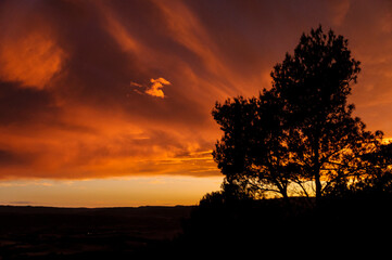 Obraz premium Red sky sunset seen from Castellnou de Bages (Barcelona province, Catalonia, Spain)