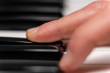doigts touchant les touches d'un piano 