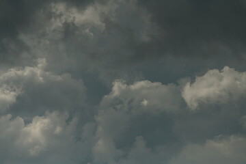 Wolken Himmel eines aufziehenden Gewitters mit unterschiedlichen Grautönen und Farben