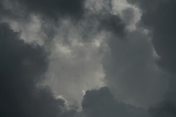 Schwer verhangener Wolken Himmel eines aufziehenden Gewitters mit unterschiedlichen Grautönen und Farben