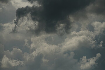 Schwer verhangener Wolken Himmel eines aufziehenden Gewitters mit unterschiedlichen Grautönen und...