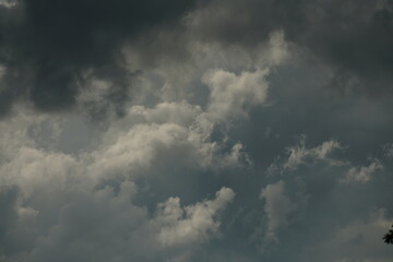 Dunkel verhangener Wolken Himmel eines aufziehenden Gewitters mit unterschiedlichen Grautönen und Farben zur Sommerzeit
