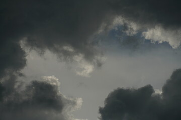 Fototapeta na wymiar Dunkel verhangener Wolken Himmel eines aufziehenden Gewitters mit unterschiedlichen Grautönen und Farben zur Sommerzeit