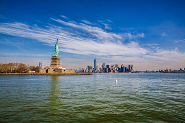 Statue of Liberty and Manhattan, New York - obrazy, fototapety, plakaty