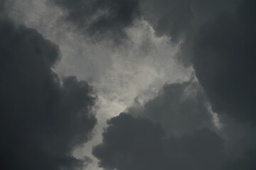 Dunkel verhangener Wolken Himmel eines aufziehenden Gewitters mit unterschiedlichen Grautönen und...
