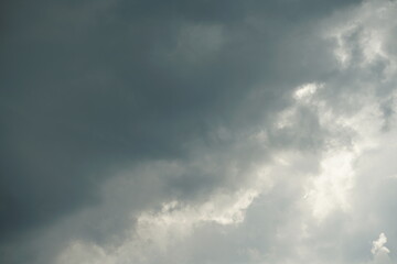 Fototapeta na wymiar Tief verhangener Wolken Himmel eines aufziehenden Gewitters mit unterschiedlichen Grautönen und Farben