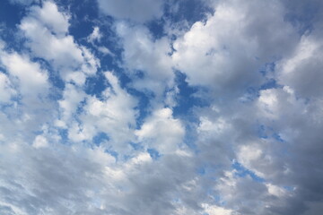 Obraz premium white clouds against a blue sky