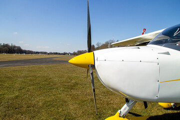 Propeller eines Leichtflugzeugs auf einem kleinen Flugplatz,