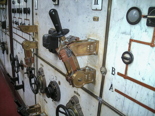 Schalter, Hauptschalter in einer historischen Schalttafel eines Kraftwerks