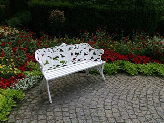 Banco no meio das flores