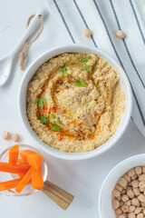 humus en fondo blanco con zanahoria