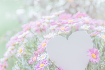 Blumenwiese in rosa pastell mit Herz in weiß zum Beschreiben