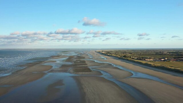 La plage du d&eacute;barquement am&eacute;ricain de Utah beach et le bocage normand en France, en Normandie, dans le Cotentin, au bord de la Manche, au printemps.