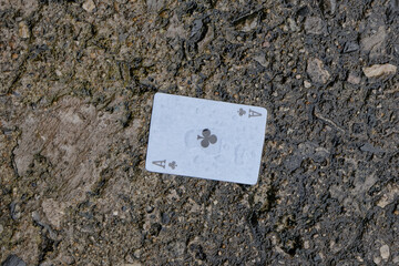 Carte as de tr&egrave;fle perdue dans la rue