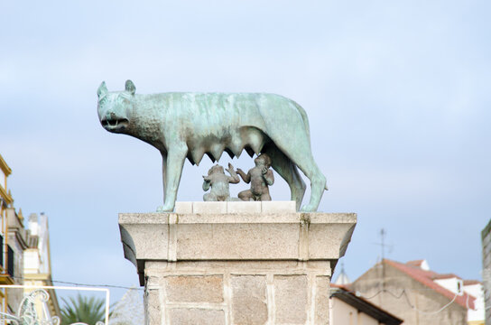 ESCULTURA LOBA ROMULO REMO MERIDA
