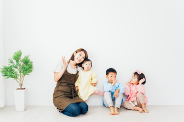 幼稚園で遊ぶ子どもたちと保育士