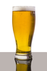 Vaso de cerveza fondo blanco