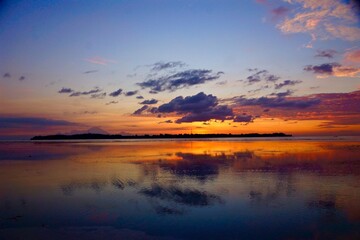 Obraz premium Sunset and the island
