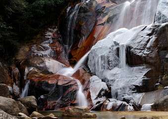 凍りつく滝