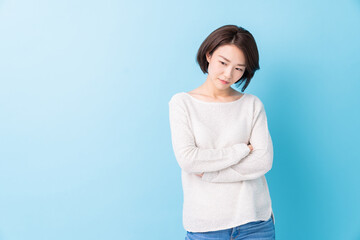 考える女性