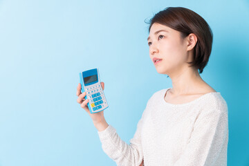 電卓と女性　考える