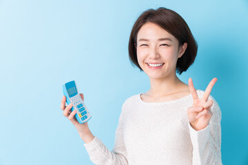 電卓と女性　笑顔